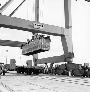 171653 Afbeelding van het vervoer van containers met de Delta Express (Intercontainer van de N.S. en de Deutsche ...